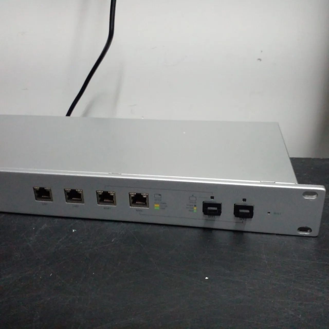 Roteador Ubiquiti UniFi Security Gateway USG-PRO-4 prateado - Foto 2
