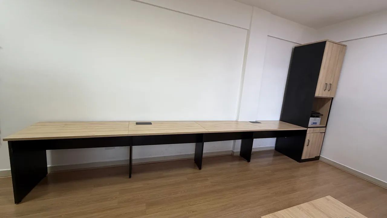 Mesas e armário 
