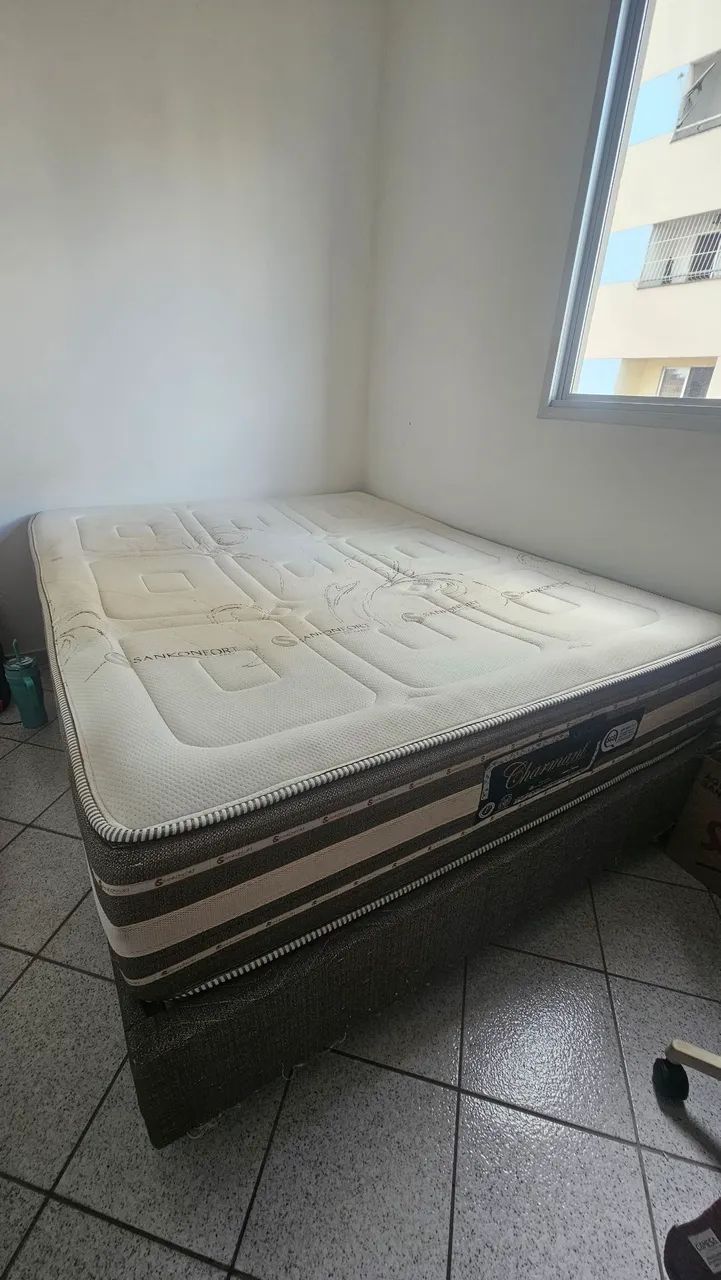 Cama queen com colchão de mola