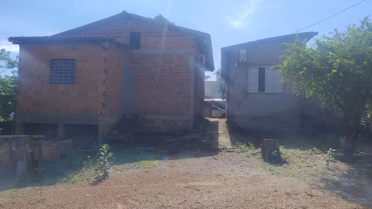 Vendo casa, com 2 kit Net no lote.