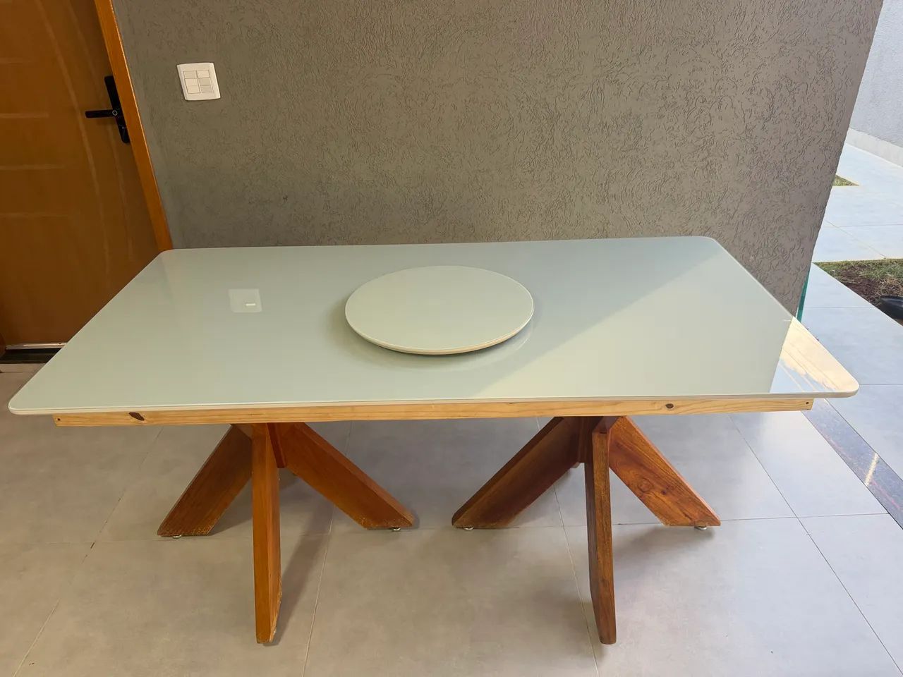 Mesa de vidro com pé de madeira  - Foto 2