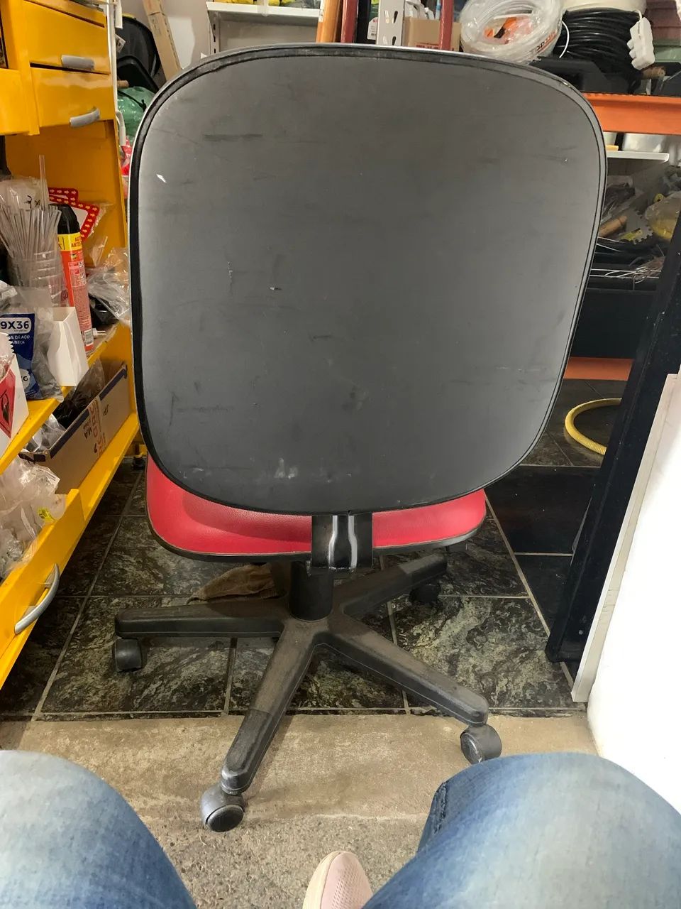 Cadeira de escritório na cor vermelha   - Foto 2
