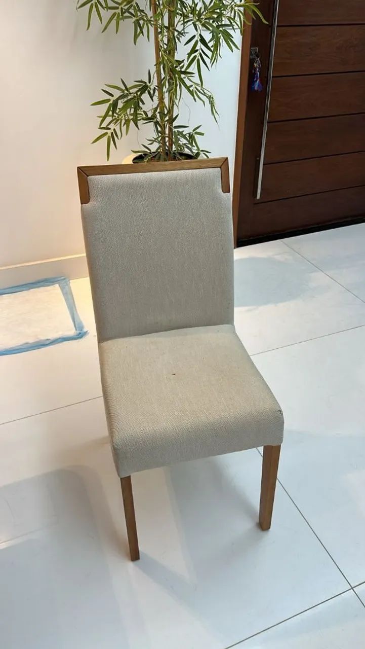 8 cadeiras mesa de jantar 300,00 unidade.