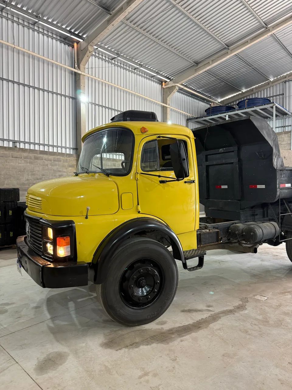 VENDO ou TROCO CAMINHÃO CAÇAMBA 1113 - Foto 4