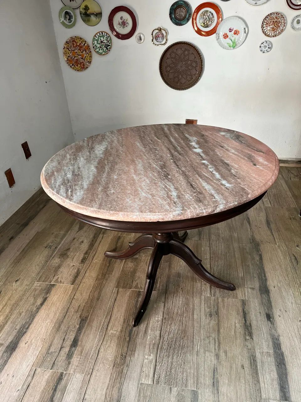 Mesa de mármore redonda em mármore rosado