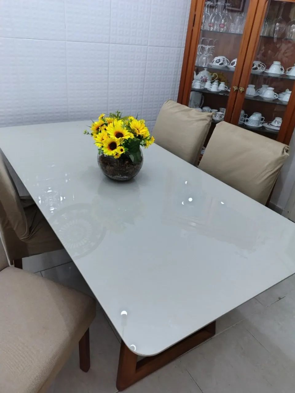 Mesa de jantar laqueada retangular com 6 cadeiras estofadas com linho bege. - Foto 3