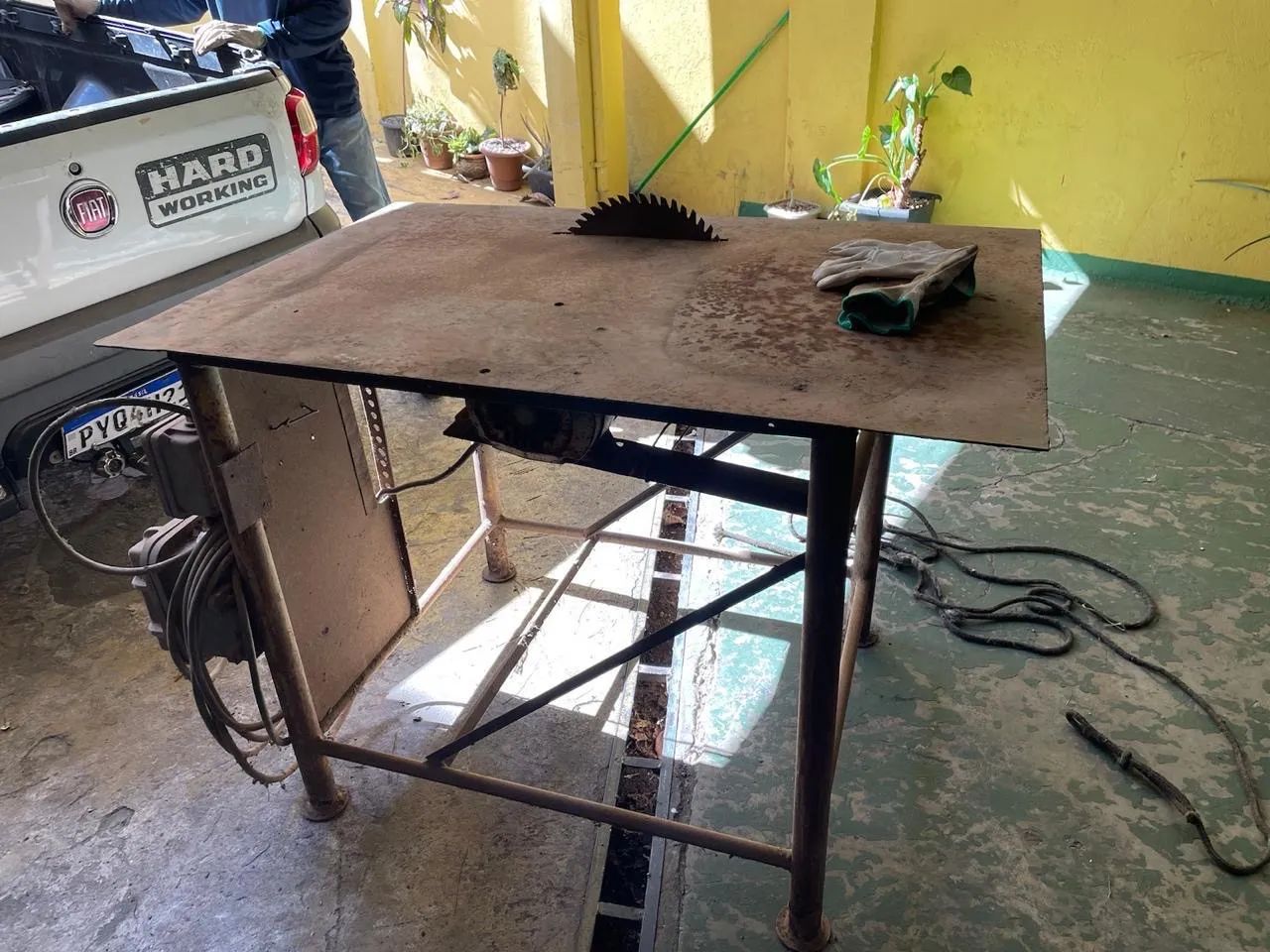 Vende-se bancada com serra