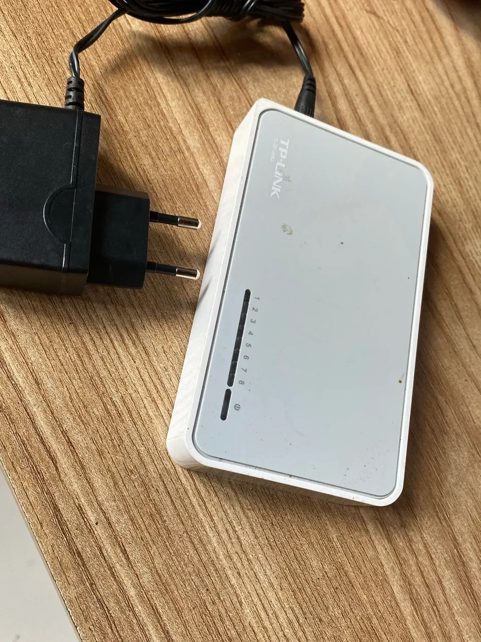 Vendo um switch TP-Link TL-SF1008D. com 8 portas. 