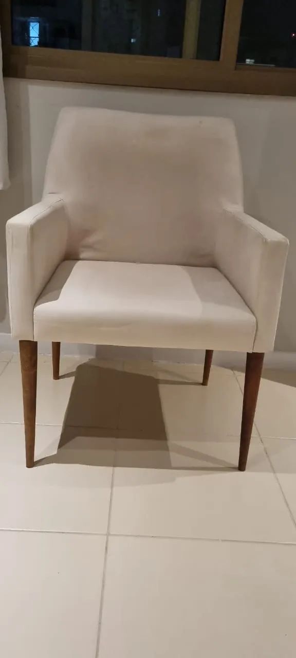 Poltrona decorativa pés em madeira.