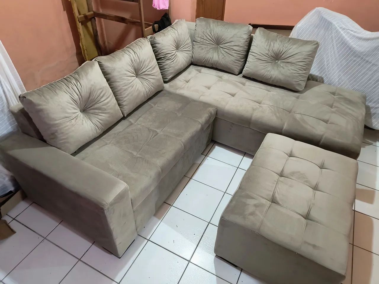 Sofá novo com chaise e puff - Foto 5