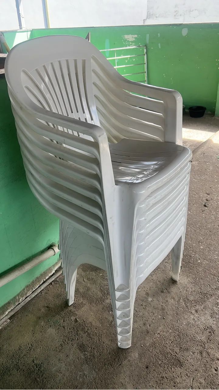 Cadeira de plástico branca - Foto 3