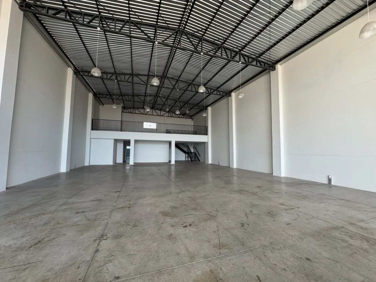 Barracão Comercial | Rua São João | 516m² com mezanino - Foto 3