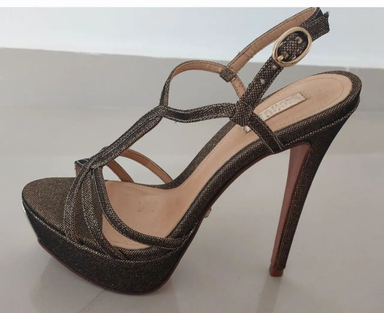 Vendo Sandália marca Schutz num 34 semi nova - Foto 4