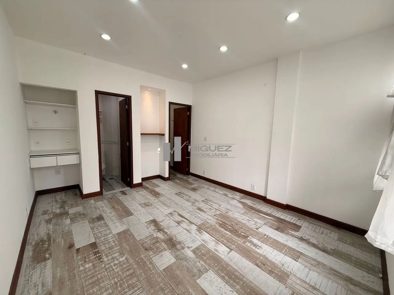 SALA COMERCIAL NA PRAÇA SAENS PENA- LINDA E PRONTA PARA USO.