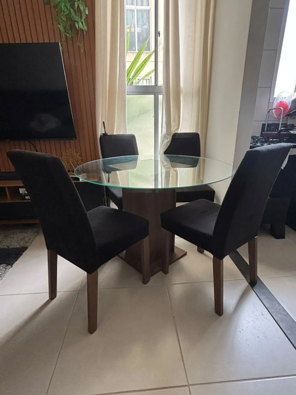MESA DE JANTAR COM 4 CADEIRAS - SEMINOVA!