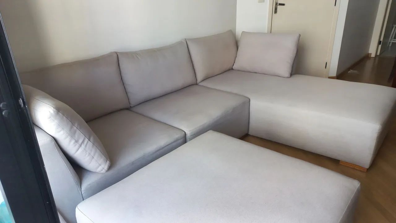Sófa de canto com chaise e puff