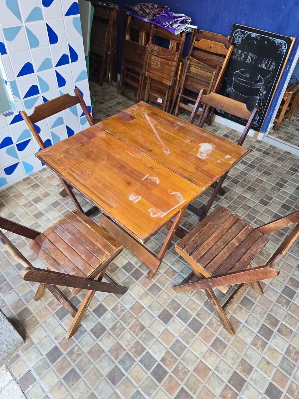 Mesa e cadeira de madeira 