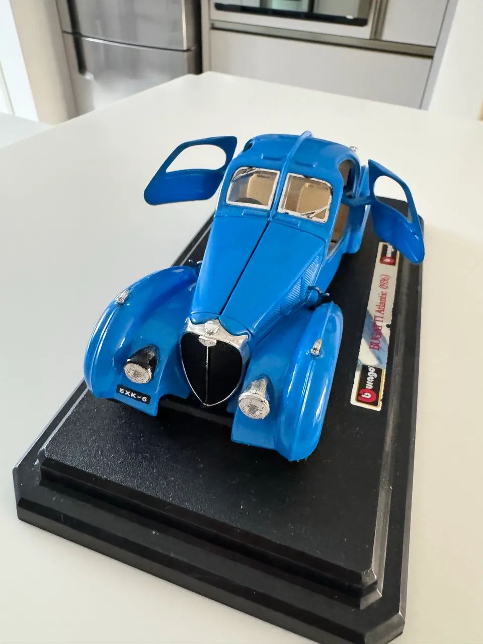 Miniatura Bugatti Atlantic 1936 escala 1:24 marca Burago - Foto 3