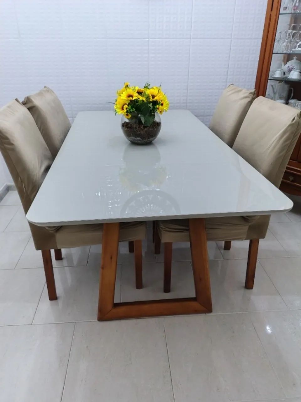 Mesa de jantar laqueada retangular com 6 cadeiras estofadas com linho bege. - Foto 2