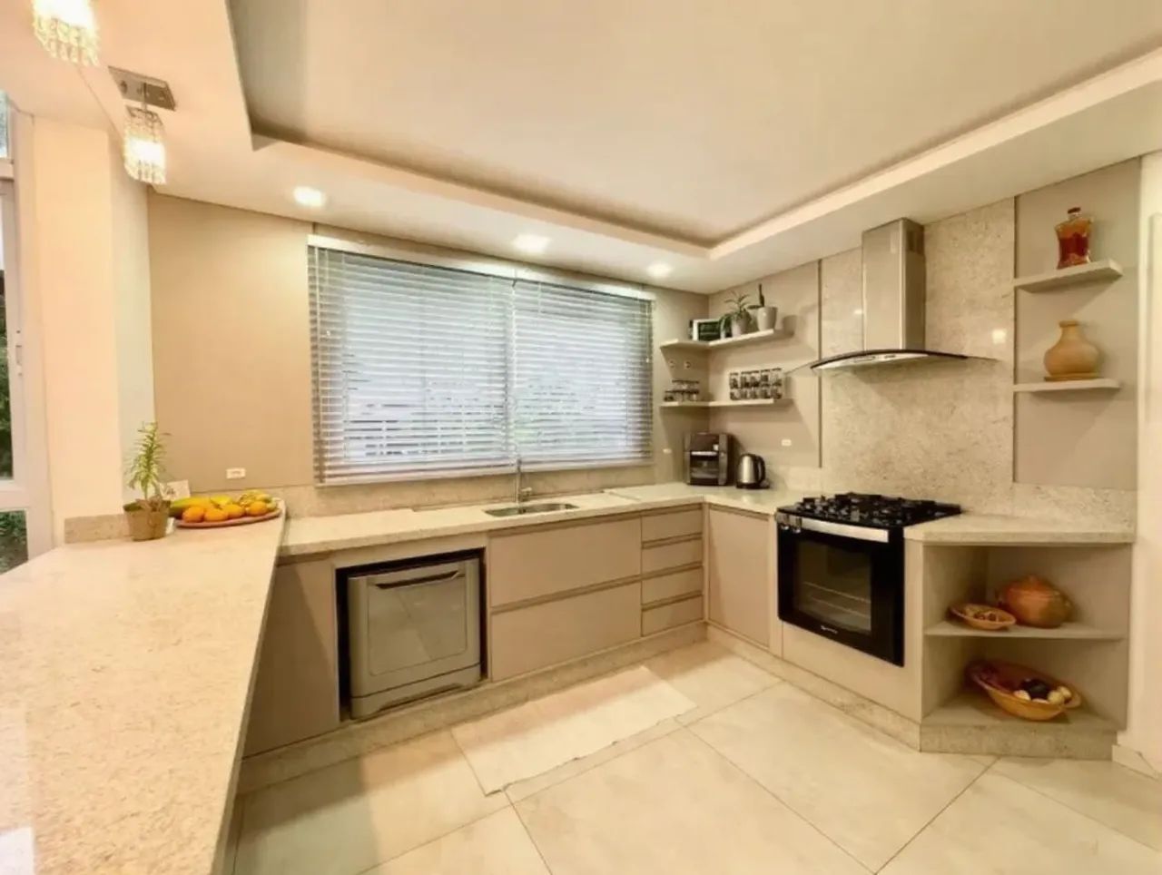 Casa de 3 dormitórios e 329m² priv., a venda em Coqueiros - Florianópolis - Foto 5