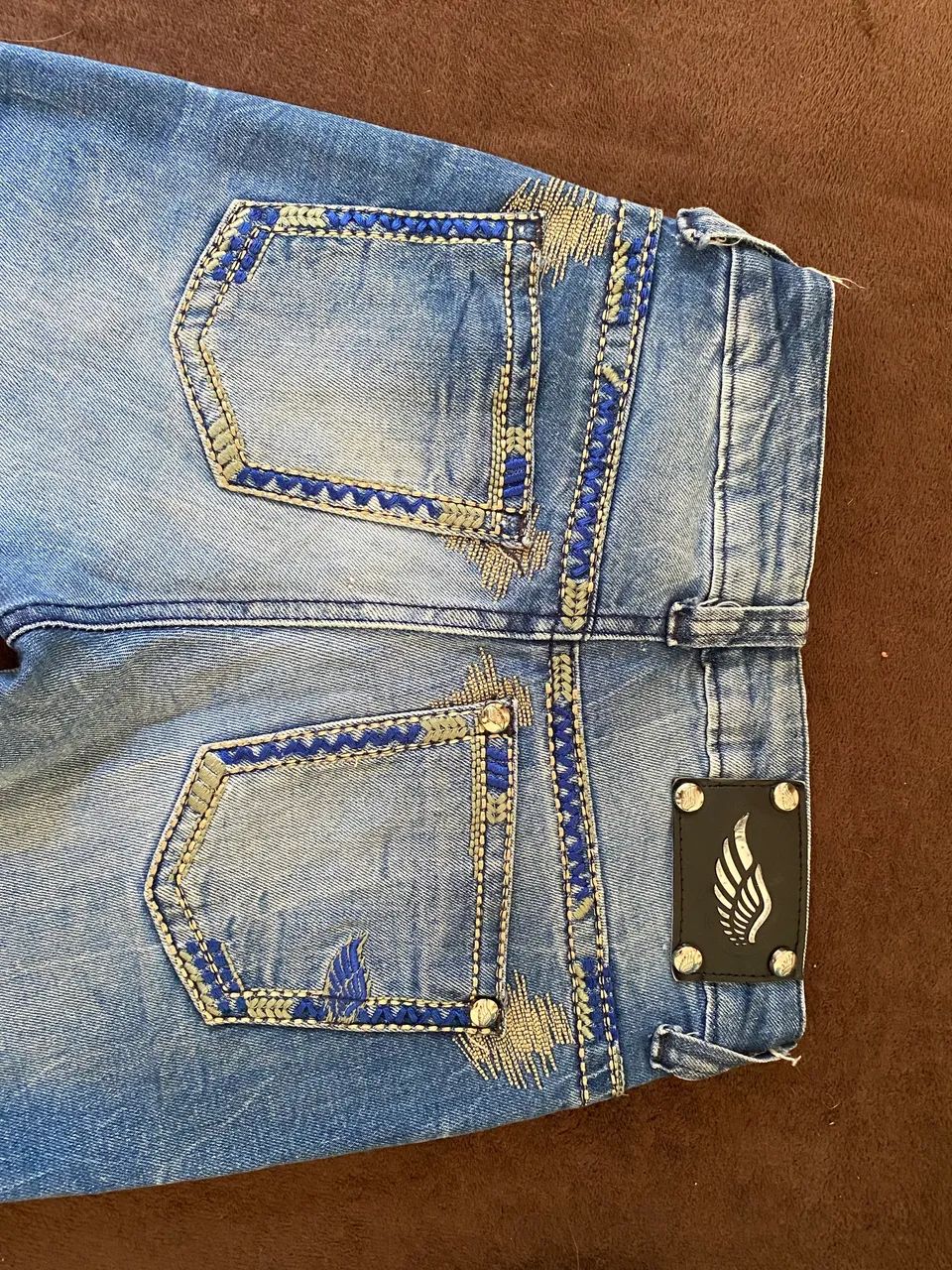 Calça jeans flare com bordados - Foto 2