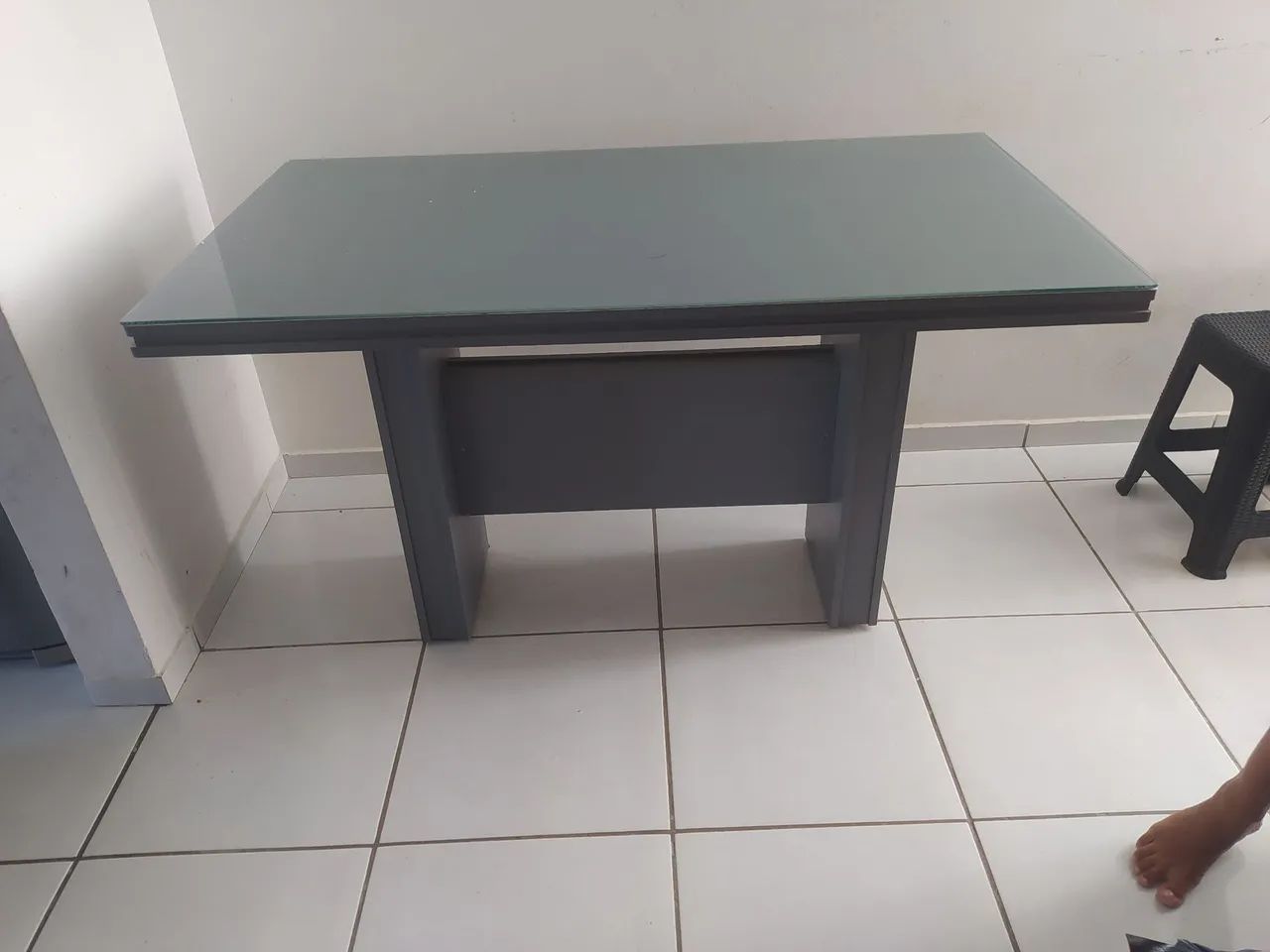 Vendo mesa 100% MDF bem conservada tanto com vidro - Foto 2