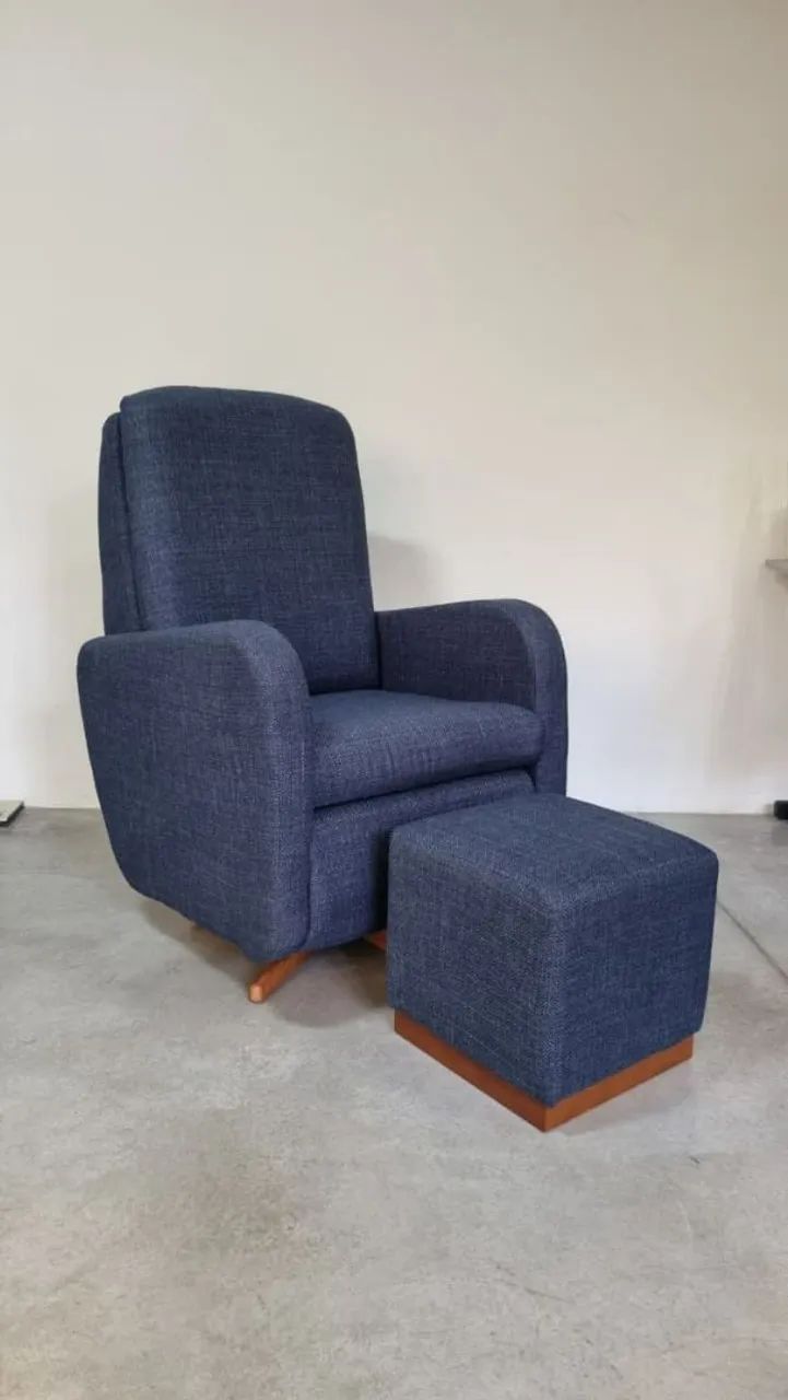 Poltrona de Amamentação balanço e giro com Puff na cor azul marinho