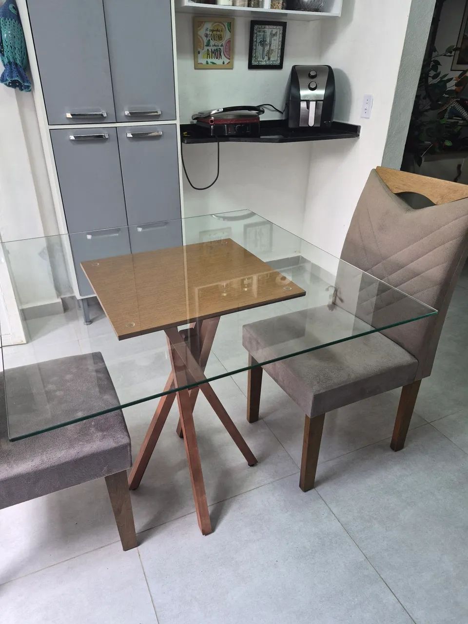 Mesa com duas cadeira