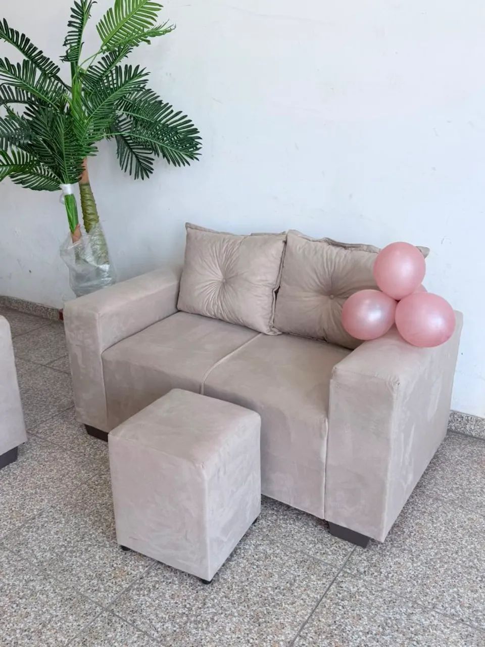 Sofá de 2 lugares com puff