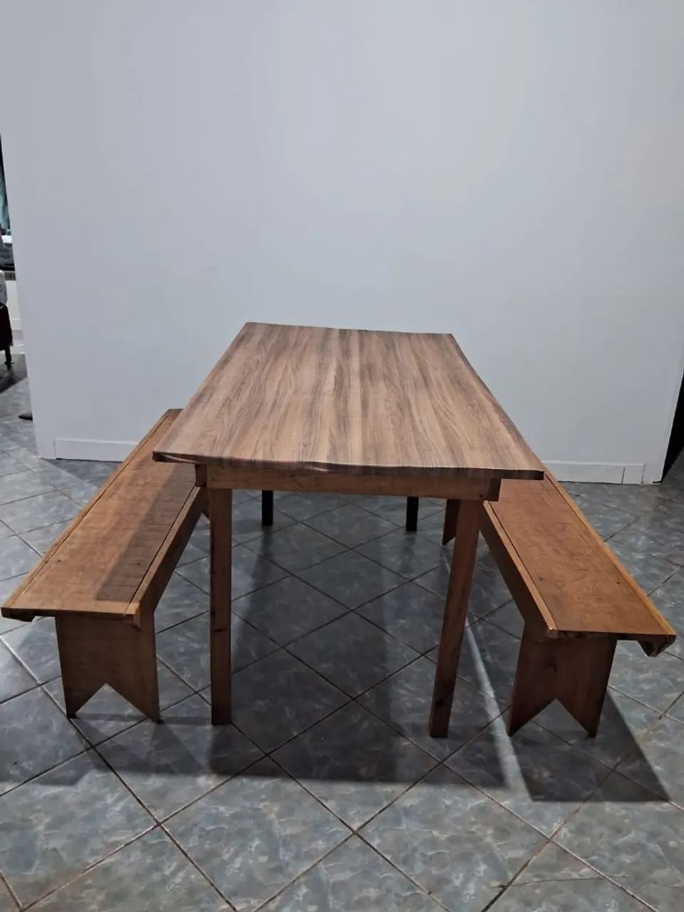 Mesa de madeira simples.