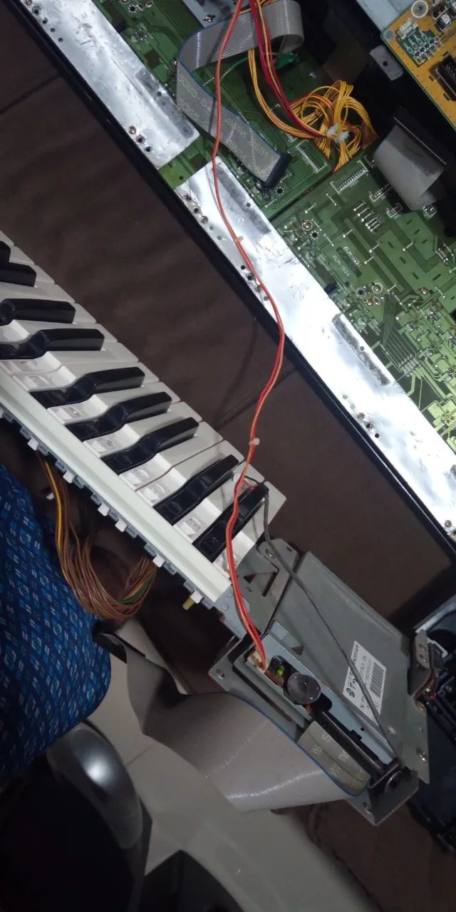 Teclas do Korg I3 clássico e outras peças. - Foto 3