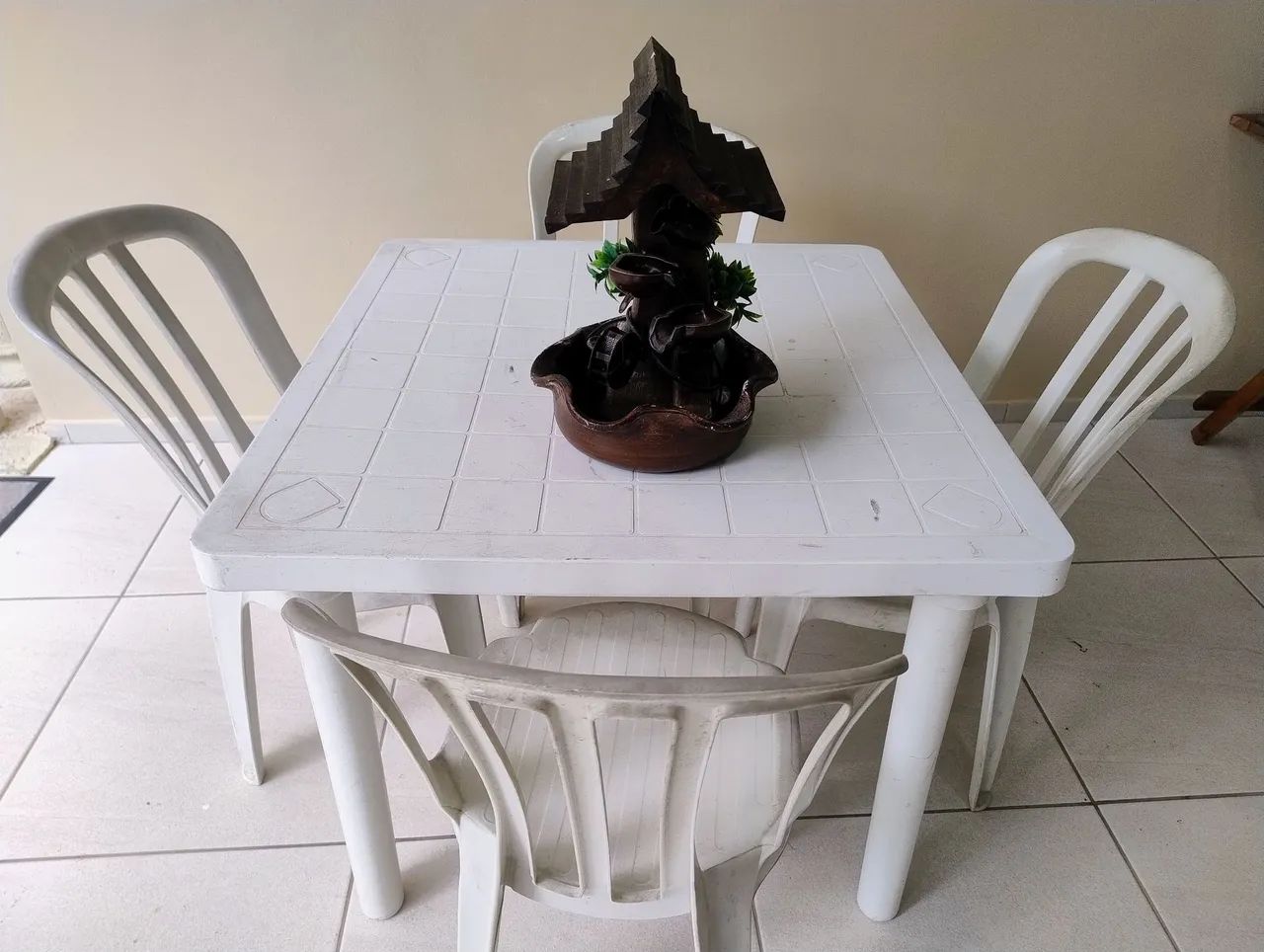 Vendo conjunto de mesa com cadeiras ( plástico) - Foto 3