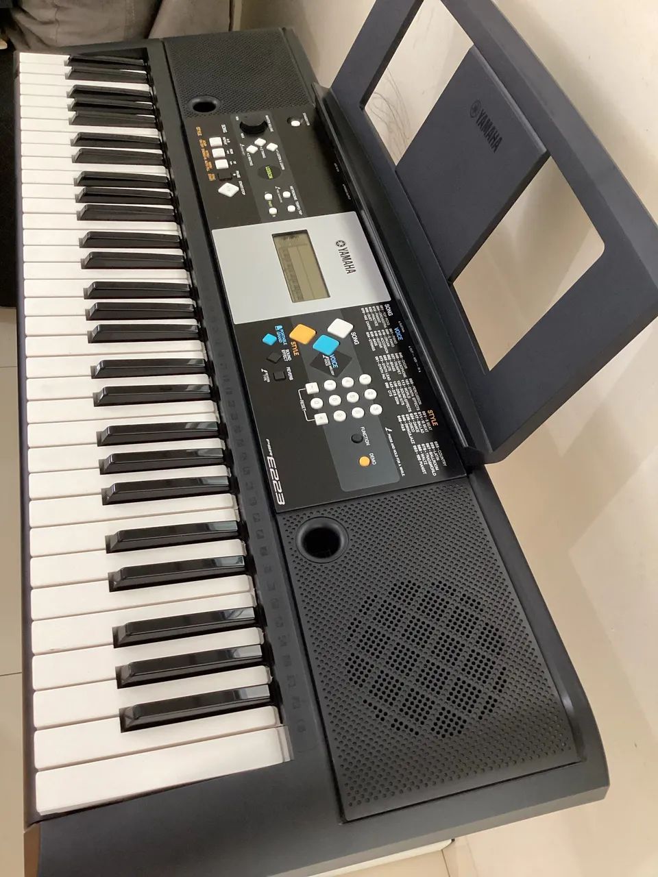 Teclado Yamaha PSR E223 + Brindes - Foto 4