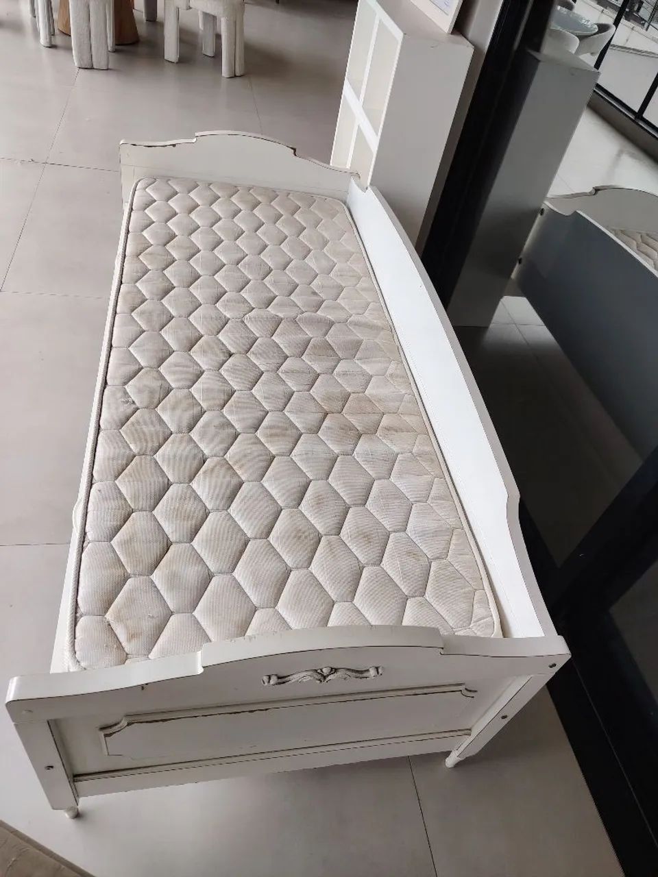Cama solteiro com colchão. 
