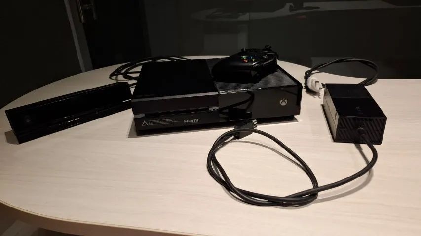 Xbox One Fat preto com 2 controles e Kinect com a caixa.