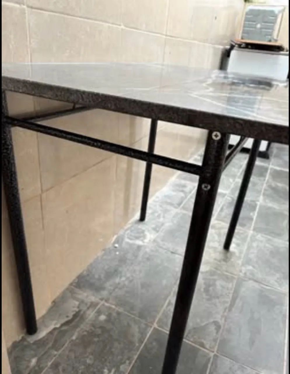 Mesa de mármore com base de ferro preta.  - Foto 4