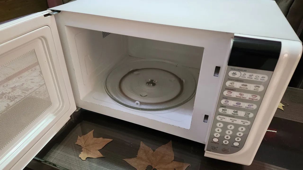 Micro-ondas Eletrolux 31L usado - Foto 3