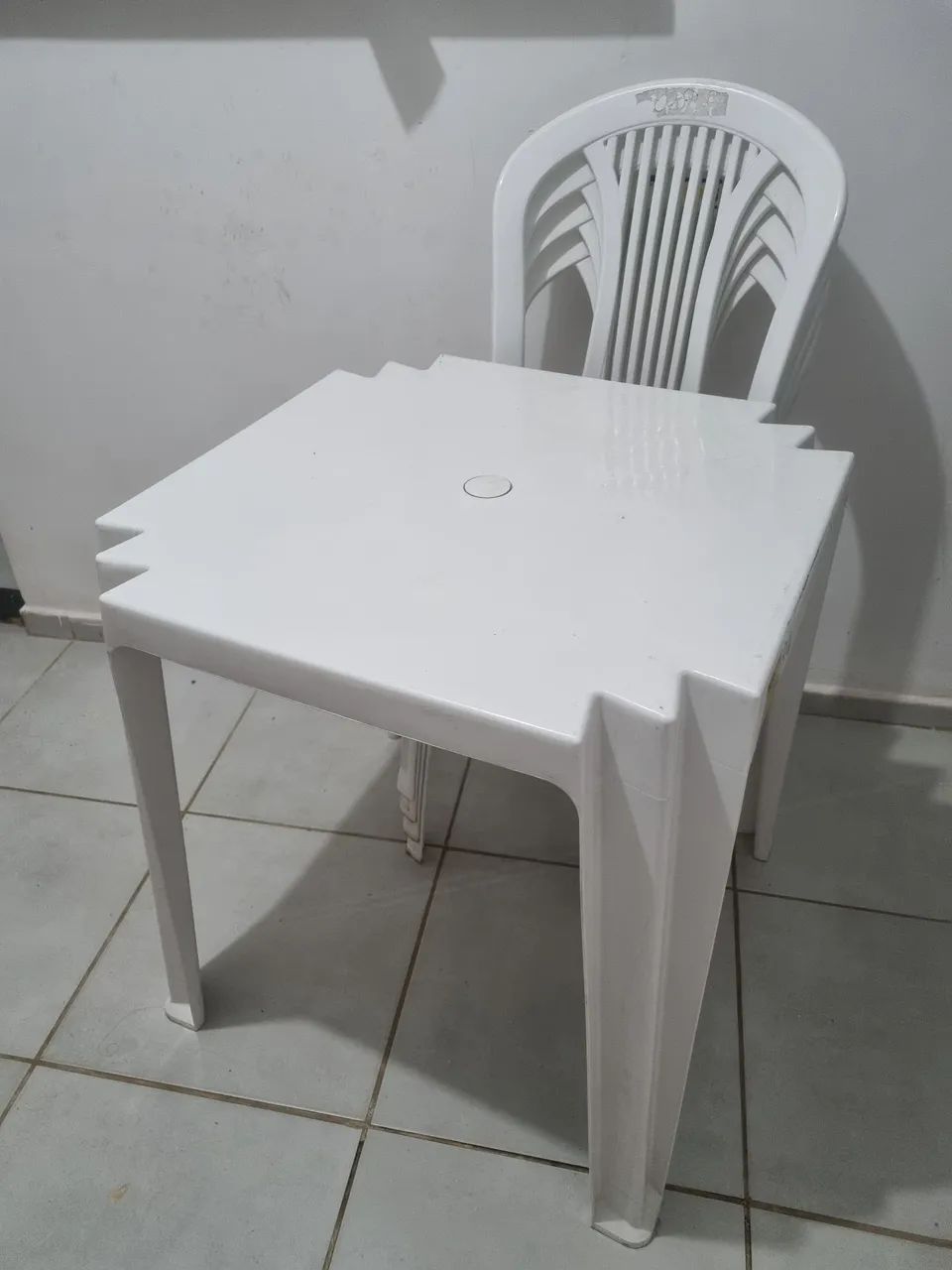 Conjunto mesa e cadeiras de plástico Tramontina 