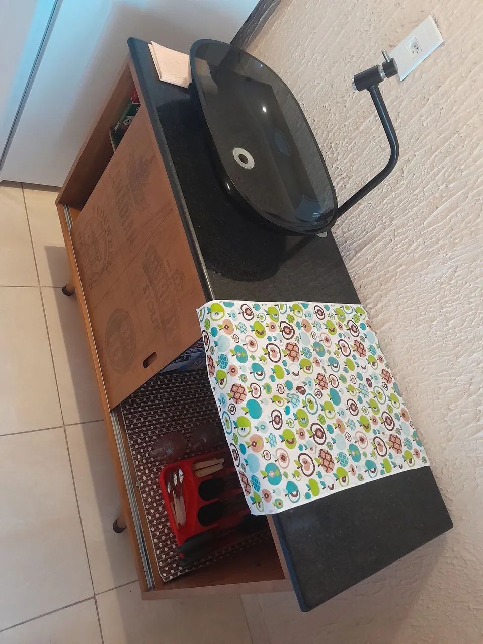 Bancada de cozinha com Pedra São Gabriel e pia sobreposta.  - Foto 2