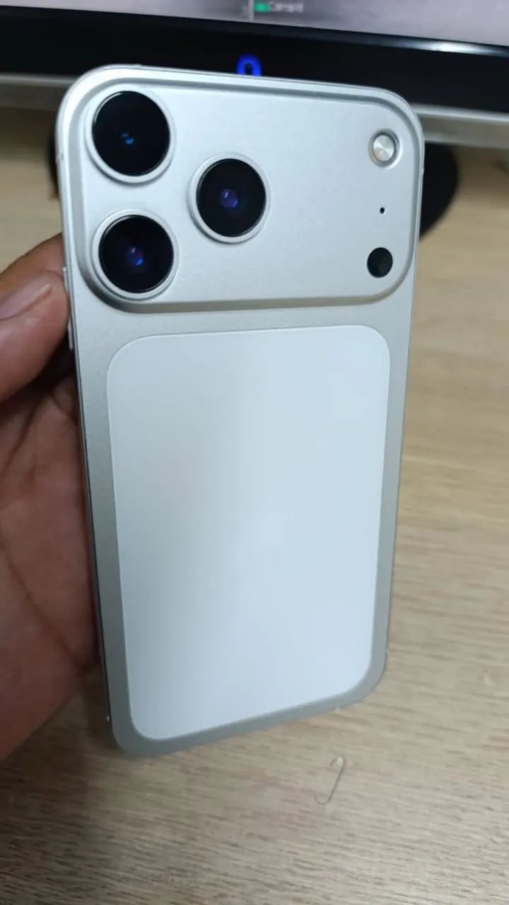 Vendo iPhone XR na carcaça do 17 pro 64gb