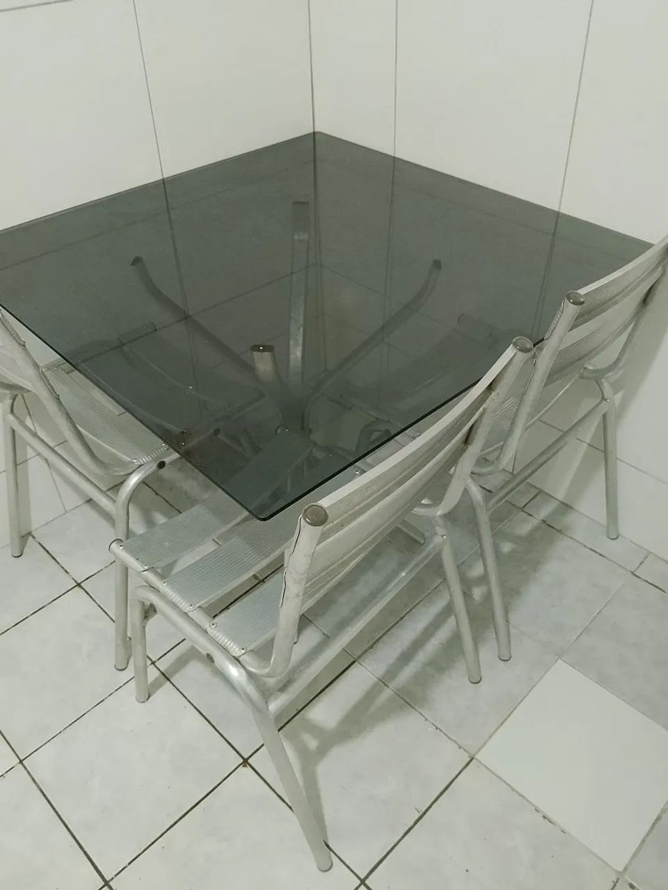 Mesa com 4 cadeiras 