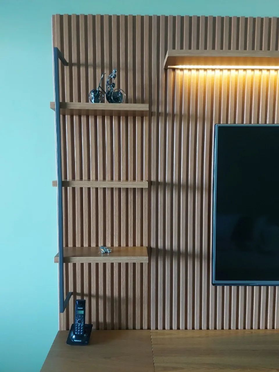 Rack com painel ripado para TV até 75 polegadas, com Led, porta e 2 gavetas - Foto 2