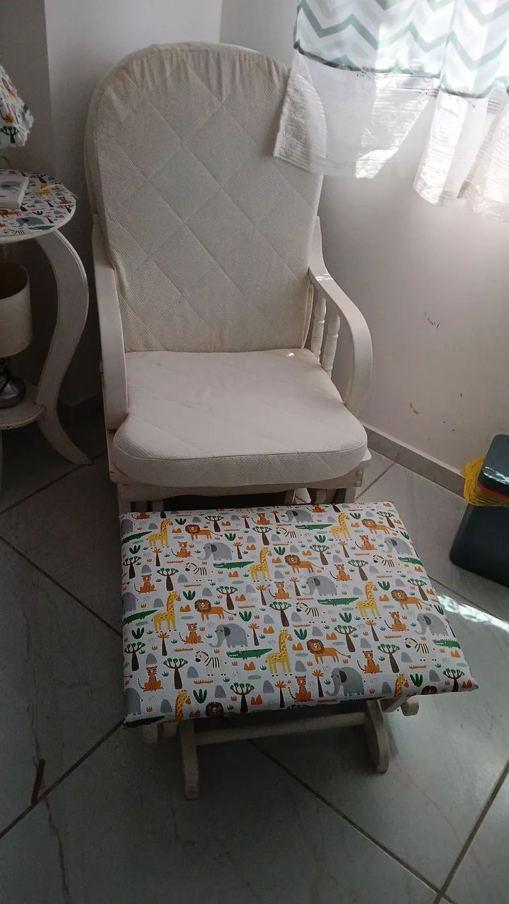 Cadeira de amamentação/balanço  com apoio de pé 