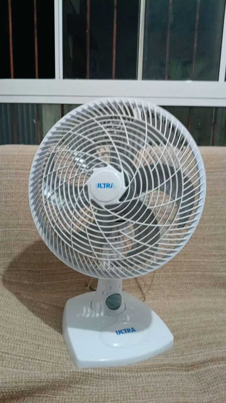 Ventilador ultra usado e com defeito.