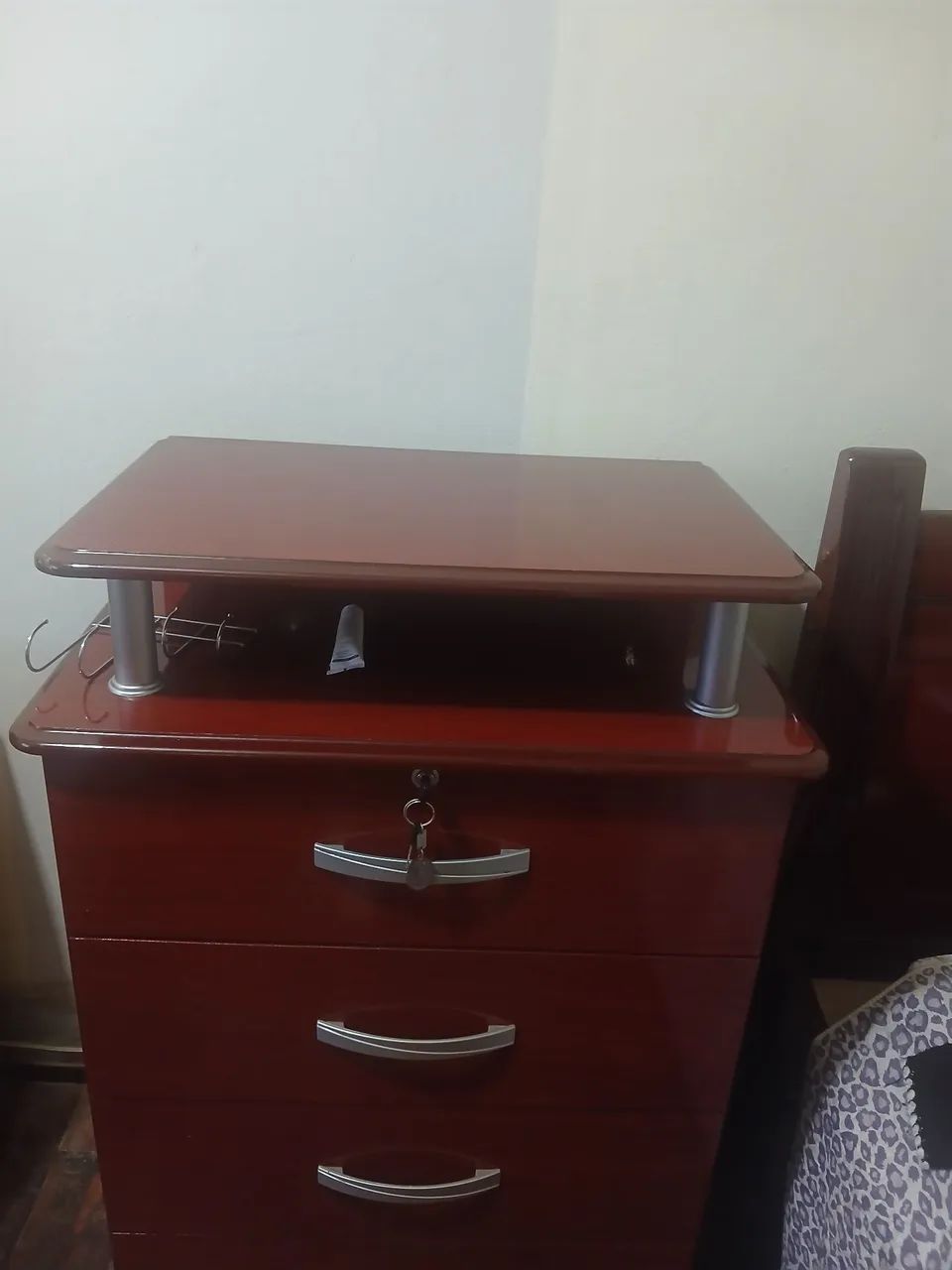 Comoda em mogno com 4 gavetas. - Foto 3