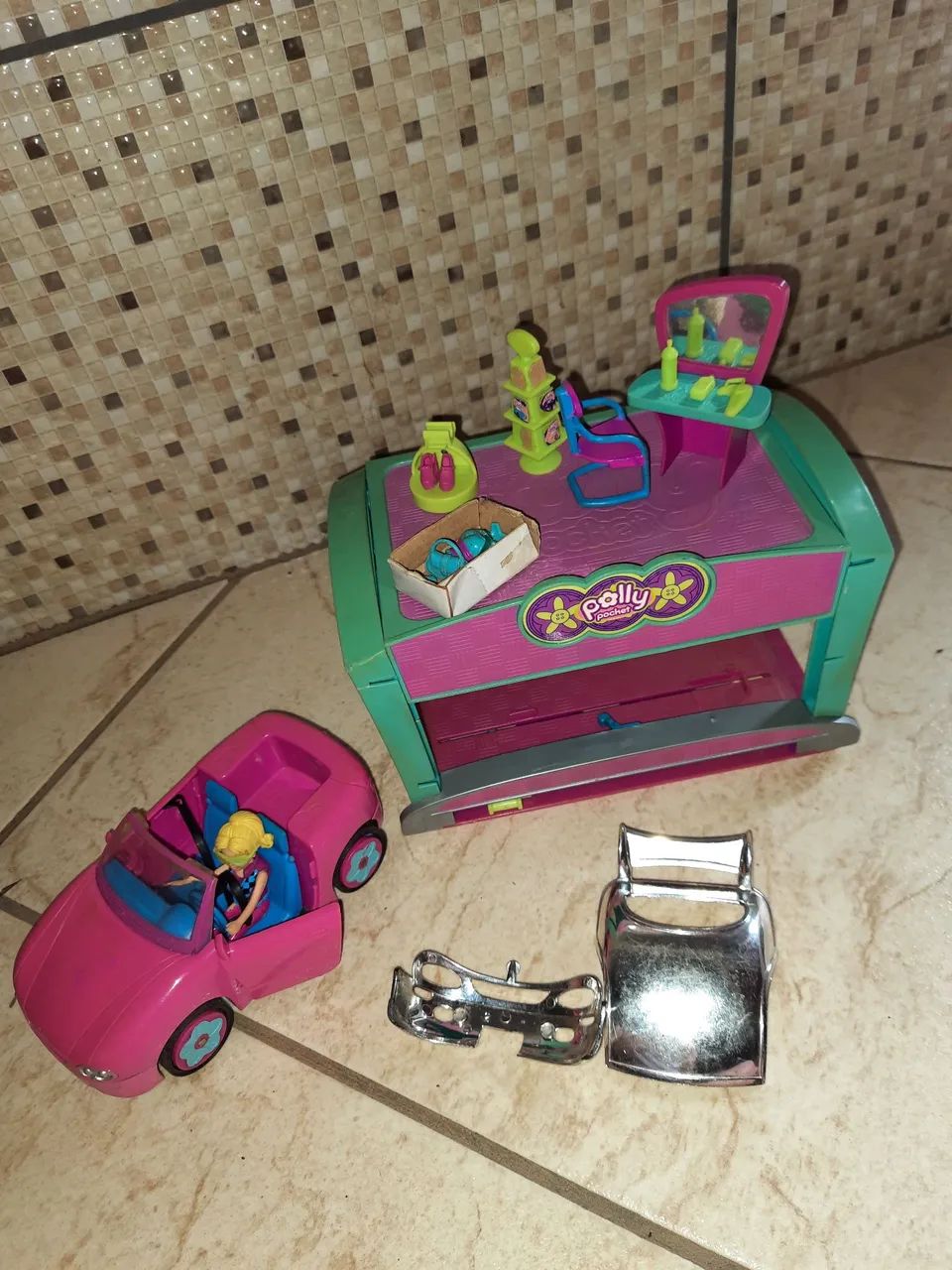 Garagem da Polly Pocket com acessórios 