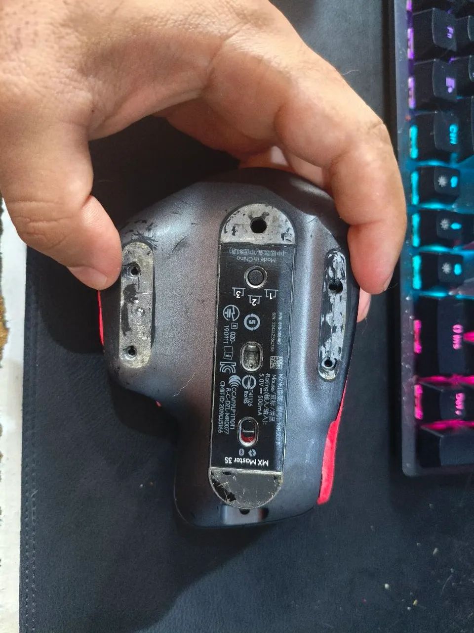 Mouse logitech MxMaster 3s com problema no switch.