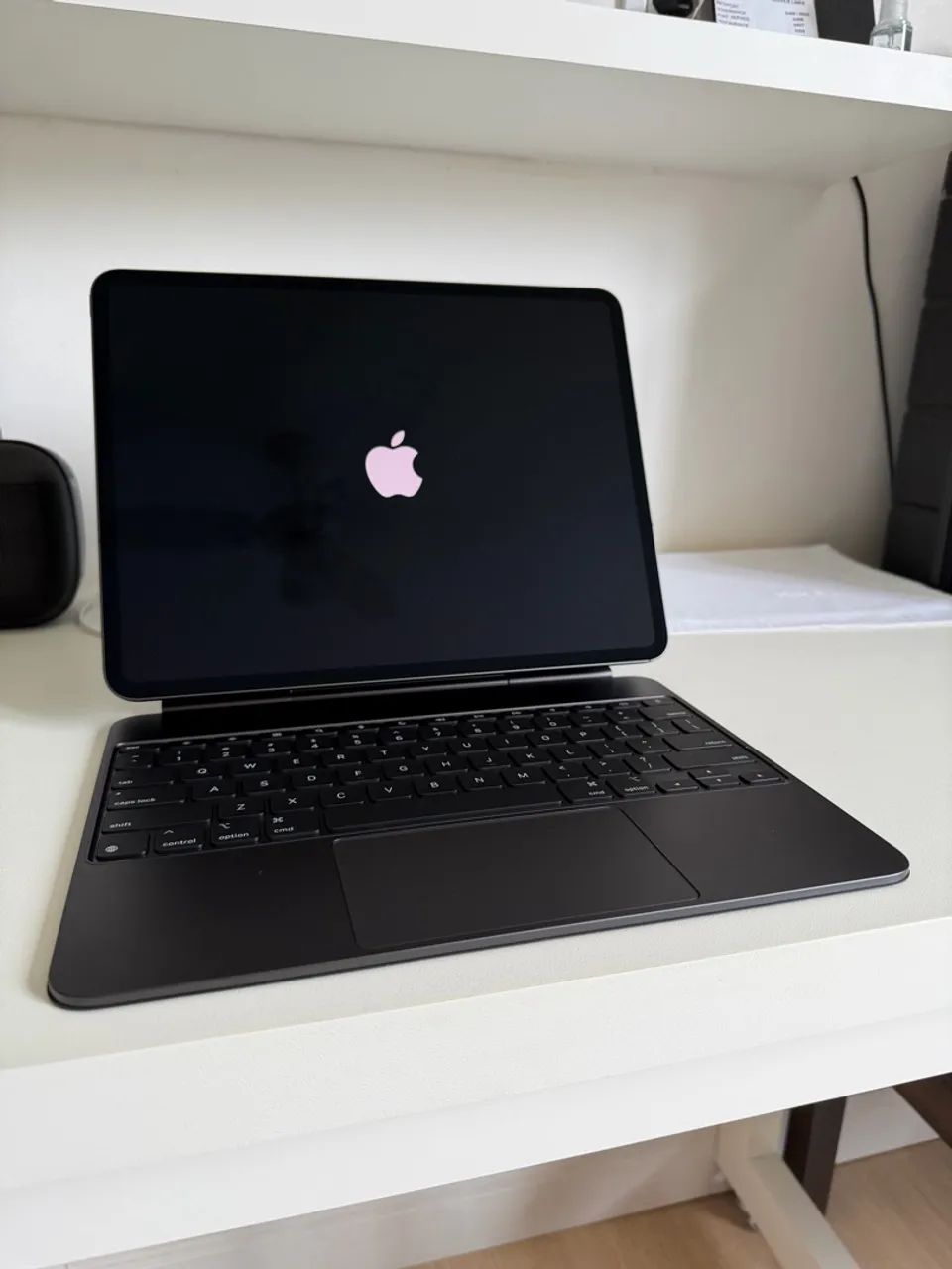 iPad Pro 13? M4 Wi-Fi + Cellular com teclado e Apple Pencil  - Foto 2