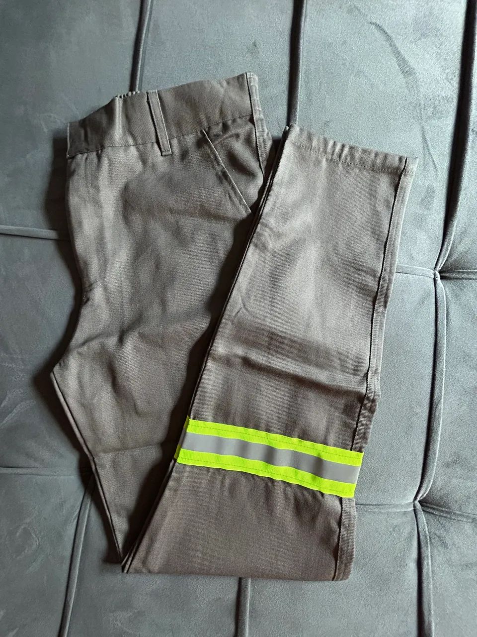 Calça de Uniforme Profissional Nova em Brim 100% Algodão com Faixa Refletiva - Foto 4