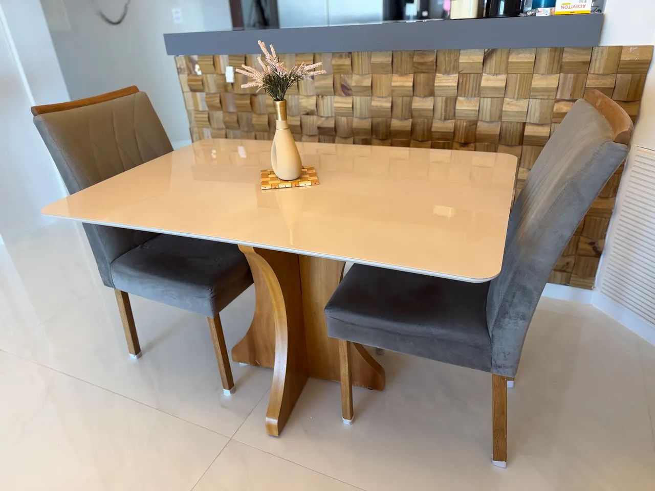 Mesa de jantar com 4 cadeiras
